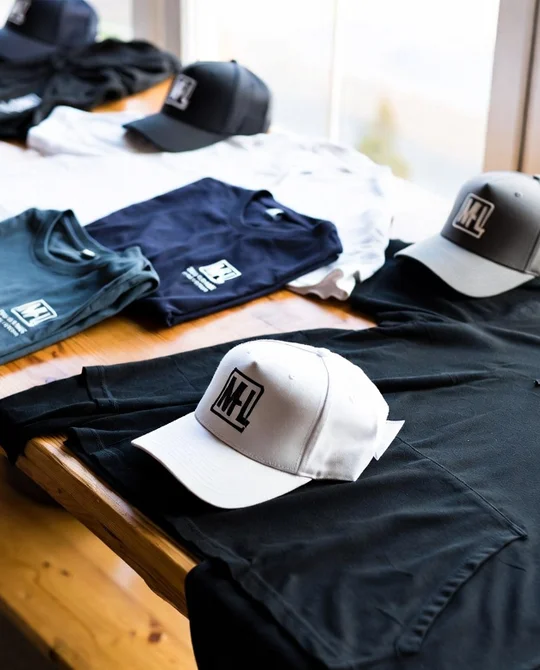 Деталь вышитого логотипа на промо-одежде крупным планом