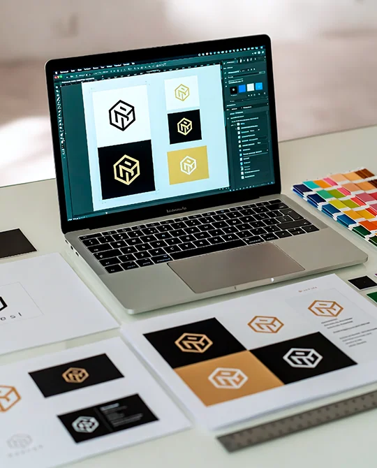 Дизайнер работает над фирменным стилем и макетами полиграфии