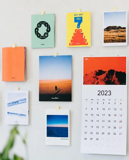 Разворот каталога и календарь на рабочем столе клиента