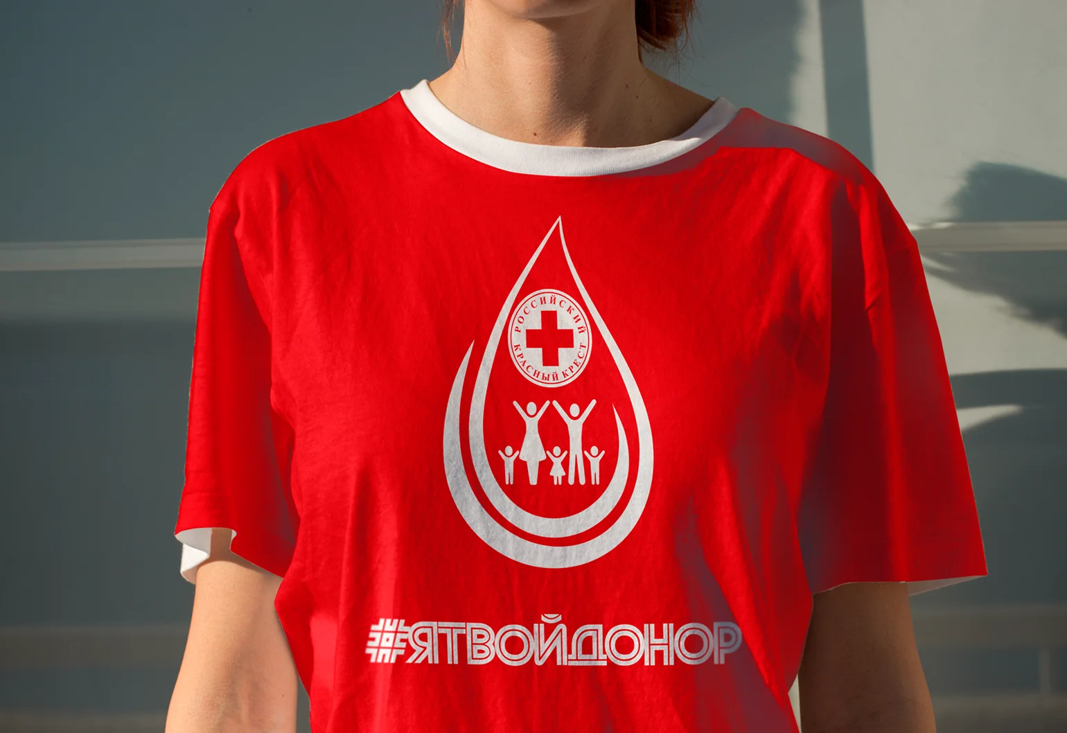 Ряд футболок и худи с фирменной печатью на вешалках